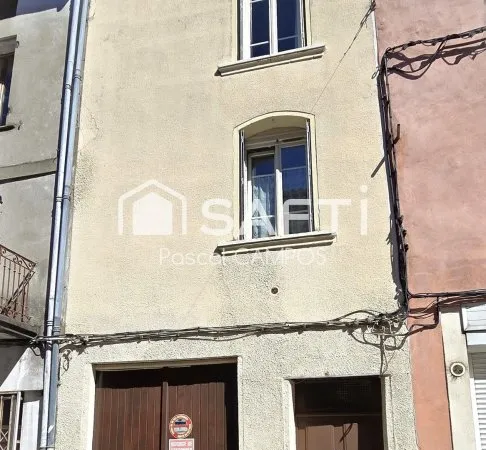 Maison de ville avec garage et cour.
