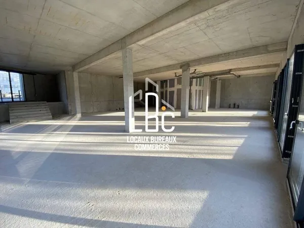 Local commercial 275 m²
