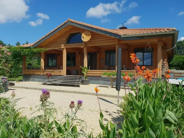 À vendre, proche de Trie-sur-Baïse (Gers) - Charmant chalet de plain-pied avec sauna, abris voitures