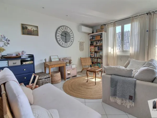Appartement T3 64m2 dernier étage balcon parking et cave