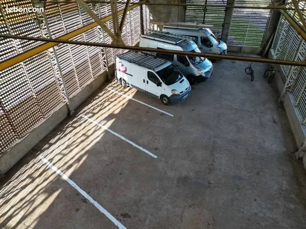 Hangar / Box / Local sécurisé - idéal stockage ou stationnement (camping-car, voiture...)