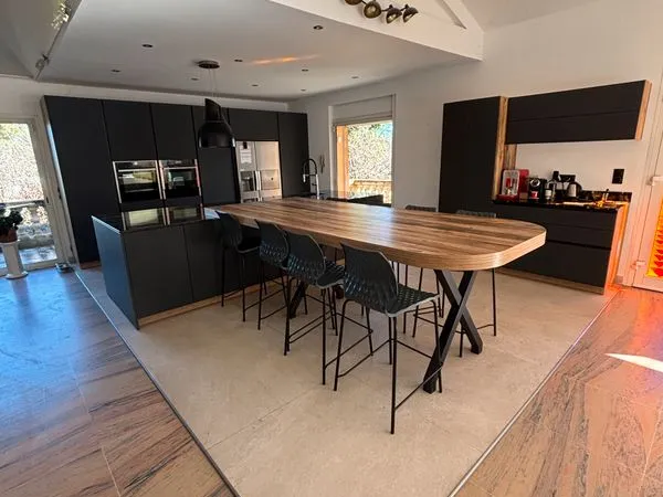 Propriété 8 pièces - 271 m² sur 9 766 m² de terrain avec piscine et dépendances