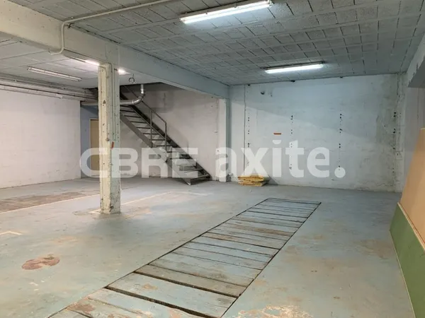 Local industriel 1023 m²