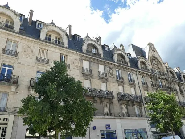 Appartement de 138 m2 SH avec un garage sur la place de l'hôtel de ville à Mézières