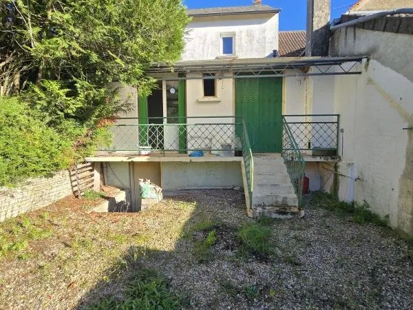 DUN-SUR-AURON: Maison T3 et bureau édifiée sur 3332m2 de te