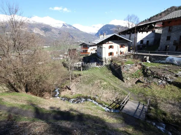 Maison de village à fort potentiel avec 3 logements et vue exce