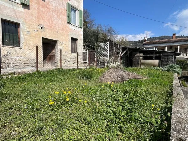 F3 avec jardin, garage et dépendances - Contes