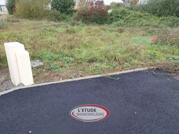 STE PAZANNE BOURG : 378 m2 de terrain constructible, viabili