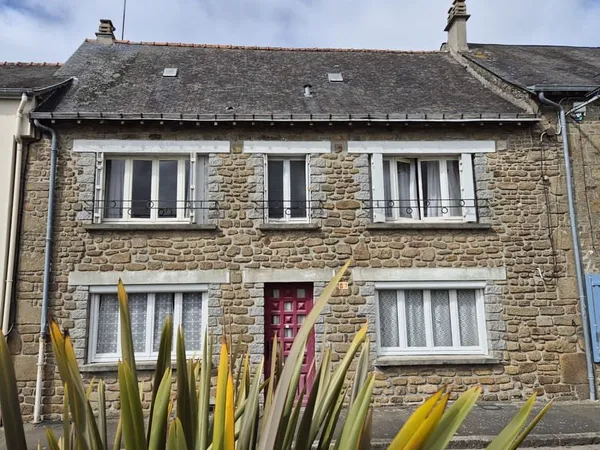 Centre ville de gorron, maison 4 chambres sur terrain de 1400 m2 (terrain constructible)