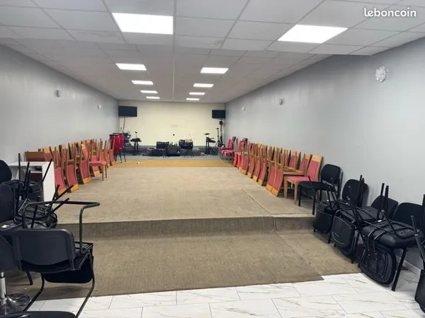 Local commercial spacieux et lumineux de 130 m²