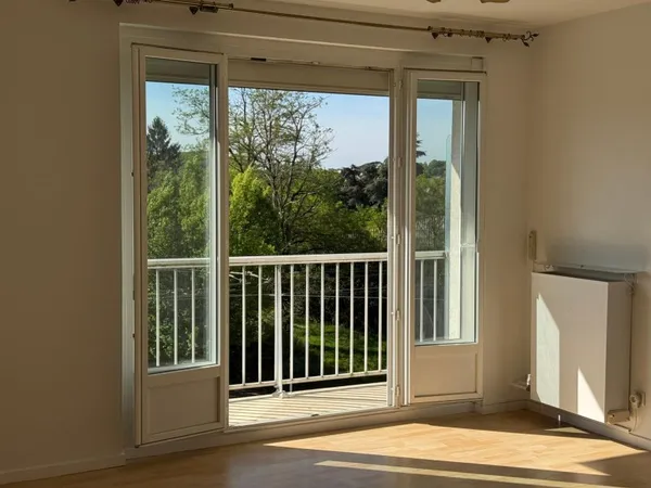 Un appartement traversant avec balcons, lumineux et prêt à vivre !