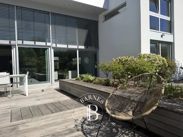 Ecole Jeanine Manuel, maison d'architecte cubique dans un environnement premium