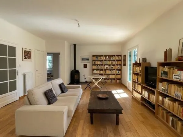 Maison lumineuse avec jardin arboré - Sauveterre