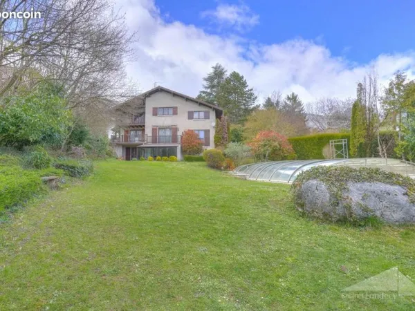 Maison 8 pièces 300 m²