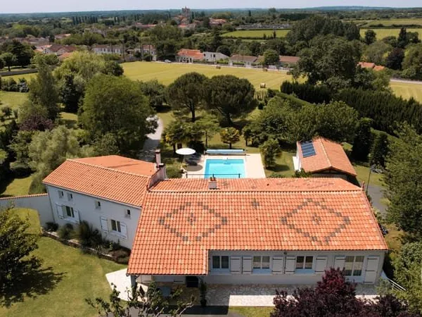 VILLA FAMILIALE CONFORTABLE située entre SAINTES, ROCHEFORT et SAINT JEAN D ANGELY