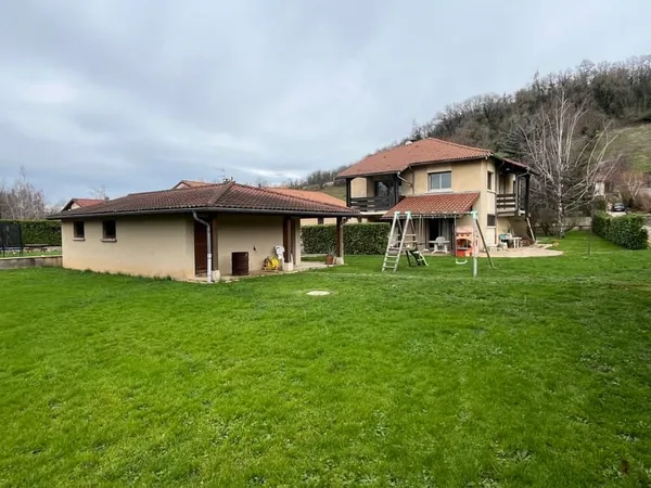 INVESTISSEMENT OU GRANDE FAMILLE 186m2/ 7 pièces/ 3 GARAGES/ 1400m2 de TERRAIN