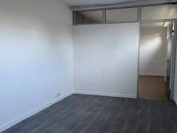 Entrepôt 74 m²