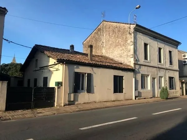 MAISON DE VILLE EN PIERRES AVEC DEPENDANCES SUR JARDIN