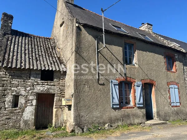 Maison en pierre avec 140 m² de potentiel à Lizio, plus de 600 m² de terrain, proche du poète ferrai