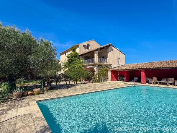 Mas authentique avec piscine et tennis sur 1,2 ha Caderous