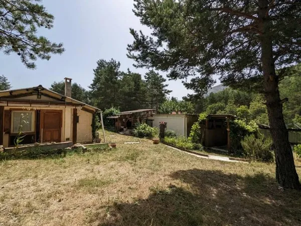 COLLONGUES - proche PUGET-THENIERS - Propriété agricole avec 3 habitations