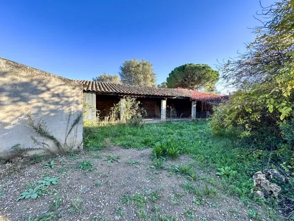PIERREFEU-DU-VAR - HANGAR / ABRI AVEC TERRAIN
