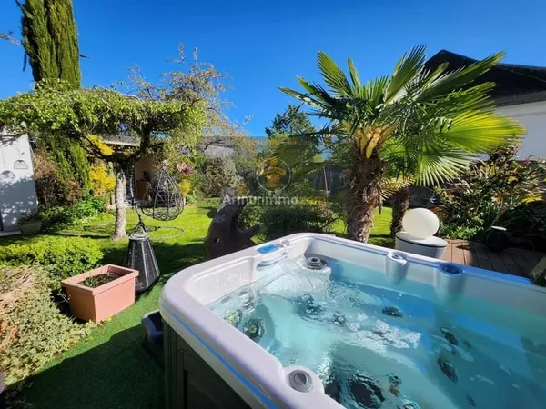 Propriété d'environ 160 m² sur magnifique terrain de 500 M²
