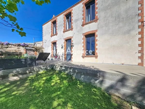 Maison de caractère avec grand terrain et studio avec revenu locatif