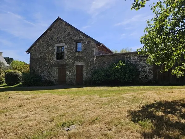 LANVALLAY : Charmante maison de bourg avec jardin au calme proche rance !