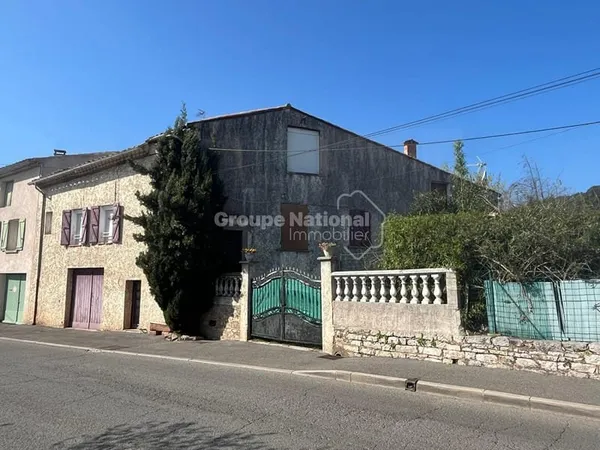 Maison composée de 2 logements T2 avec entrées séparées avec jardin de 213m² et remise traversante d