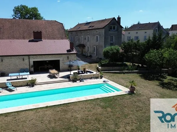 MAISON 8 PIECES/5 CHAMBRES/240M2 SUR TERRAIN 2700M2