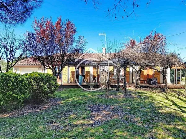 St Antoine de Breuilh : Maison de plain-pied 100 m² avec piscine et grand terrain