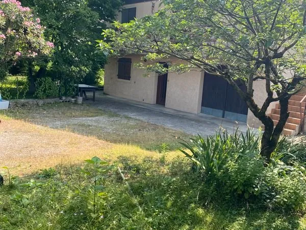 Maison individuelle avec jardin