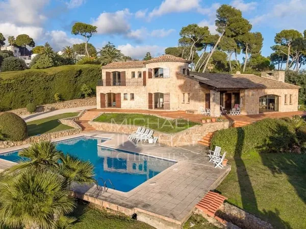 Antibes - Villa provençale en pierre avec vue mer, piscine et jardin paysager