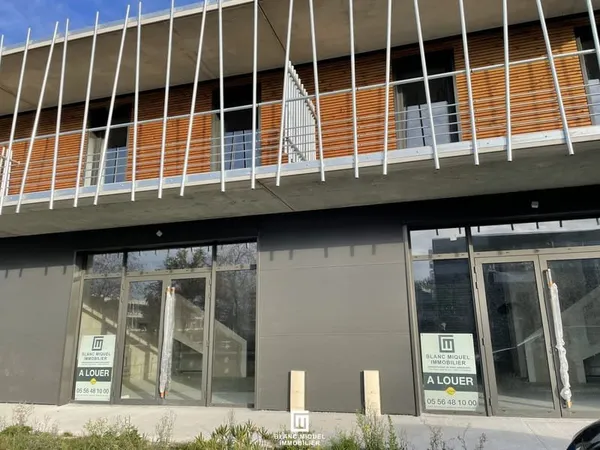 MÉRIGNAC- PROCHE THALES - LOCAL EN R+1 DE 136 M2 AVEC STATIO