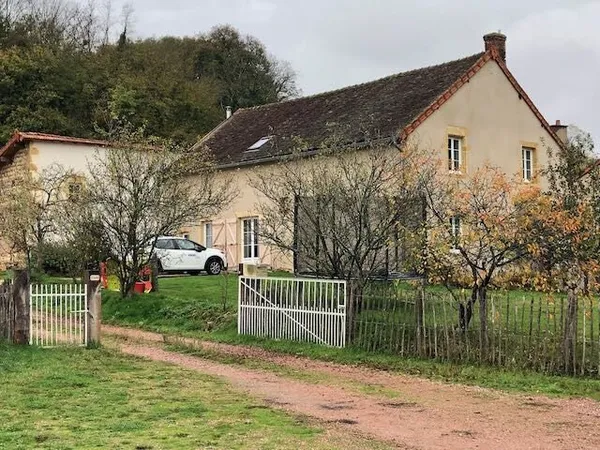 Corps de ferme rénové de 175 m2 habitables et 1,5 ha de terr