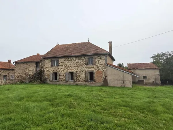 Maison en pierres avec dépendances et grand potentiel, au coe