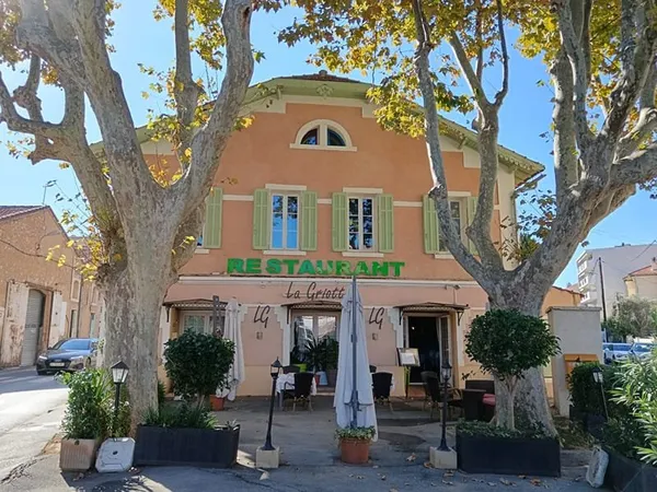 Restaurant 80 couverts emplacement privilégié et enseigne de renom.