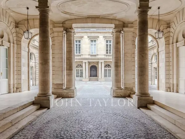 TROIS PIECES - ASCENSEUR - PARKING - TRIANGLE D'OR