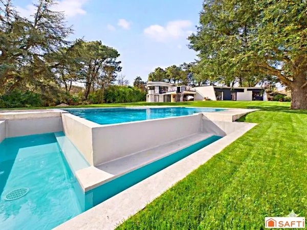 Magnifique Maison Néo Futuriste avec Vue Magnifique et Terrain Constructible!!!