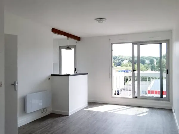 À louer Studio entièrement refait à neuf, idéalement situé