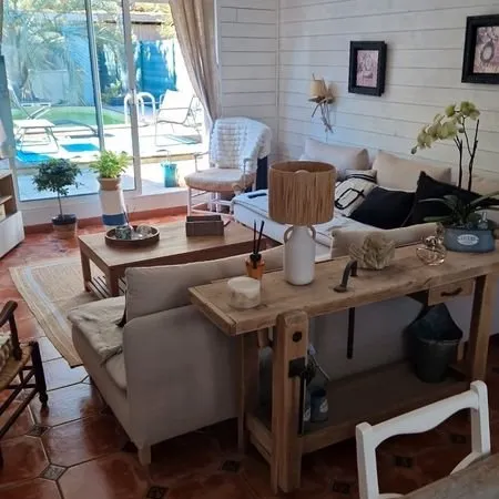 Maison avec jardin arboré et piscine