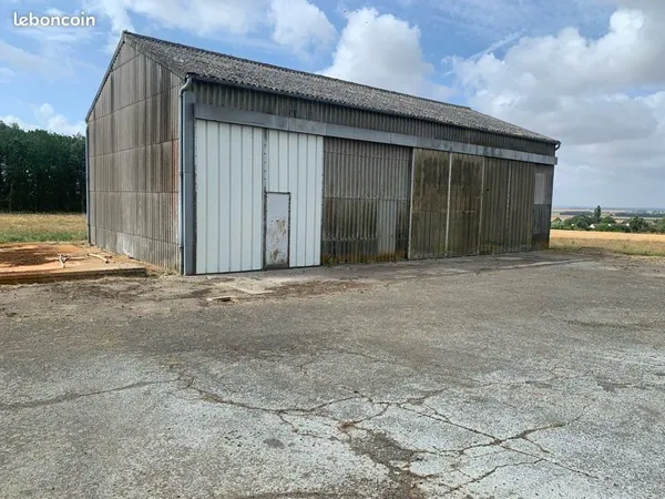 Hangar, Terain