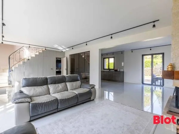 A VENDRE par BLOT à VEZIN-LE-COQUET Maison 5 chambres 198m2 Terrain 766m2 Sud Sous-sol enterré