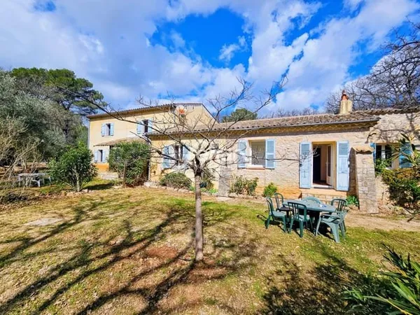 Bastide avec piscine sur plus d'1 hectare ? 2 habitations ? Le