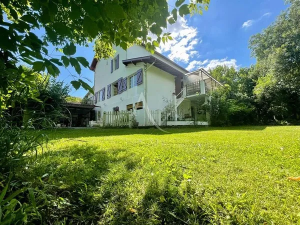 Maison 10 pièces 296 m²