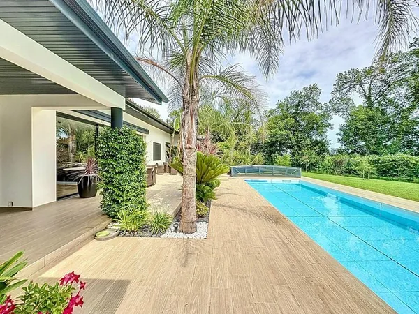 Ensemble immobilier de plain-pied sur 4000 m² de terrain, au calme et sans vis-à-vis