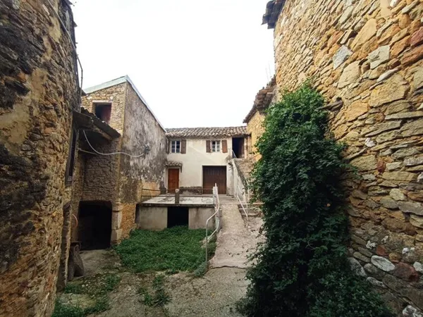 Corps de Ferme en pierre 180m², dépendances, sur terrain de 23 809m², 418 000 HAI