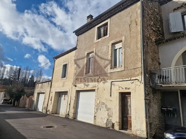 Idéal investisseur - Maison de village à rénover avec 2 grands garages
