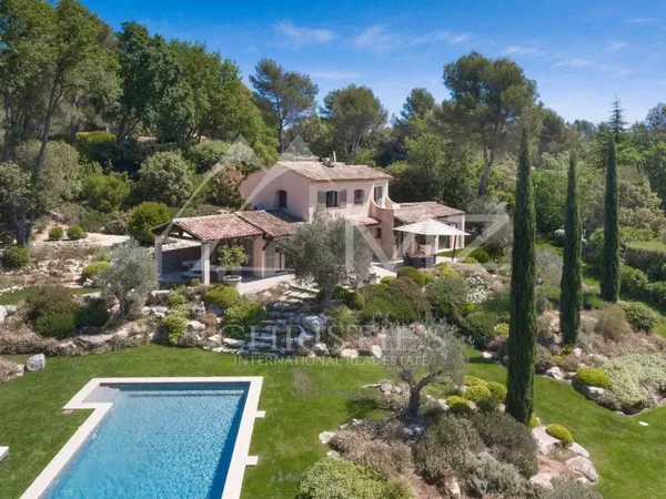 Arrière-pays cannois - Superbe villa dans prestigieux domaine pr